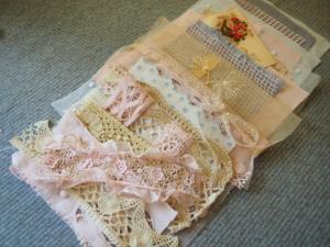 Lot de tissus anciens, dentelles et broderies anciennes pour créations textiles