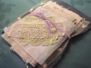 Lot de tissus anciens, dentelles et broderies anciennes pour créations textiles