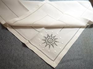 Jolie serviette ancienne, broderie et jours Venise faits main