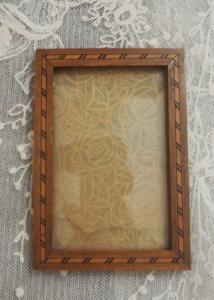 Petit cadre ancien en bois avec un filet de marqueterie