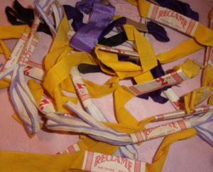 Un lot de coupons anciens de rubans avec étiquettes
