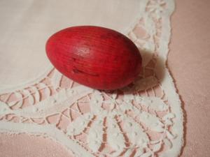 Oeuf ancien en bois pour repriser