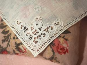 6 jolies serviettes anciennes avec dentelle et monogramme MD