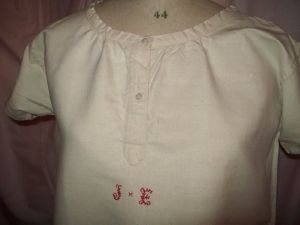 CHEMISE ANCIENNE BEAU MONOGRAMME JE , broderie rouge