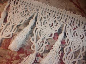 MAGNIFIQUE MORCEAU DE MACRAME ANCIEN. DENTELLE. RIDEAU