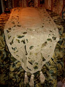 BEAU ET TRES LONG CHEMIN DE TABLE ANCIEN brodé main , 1,70 mètre