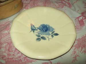 2 grands plats anciens ronds , coupes , Faience Digoin/Sarreguemines. rose bleue