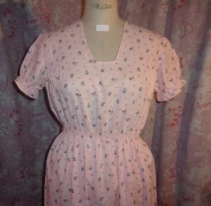 Tissu ancien petites fleurs poupée, chemise ancienne longue