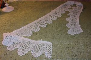 " BEAU BANDEAU ANCIEN . DENTELLE. RIDEAUX. ETAGERE, dentelle ancienne main, 1,70 mètre