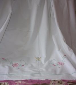  Drap ancien ou vintage, brodé de fleurs et papillon