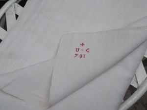  Drap ancien de pensionnat, ou de couvent ,monogrammé en rouge, lin