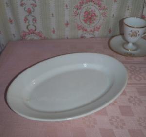 Plat ovale ancien , 19 ème en grosse porcelaine blanche rustique