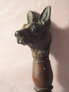 Beau pommeau de manche d'ombrelle ancien ou canne, à motif de chien