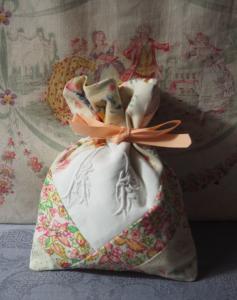 petite pochette en tissus anciens pour emballage cadeau, herbes , lavande , etc ....