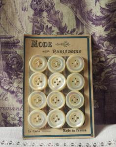 1 carte de 12 boutons anciens en nacre