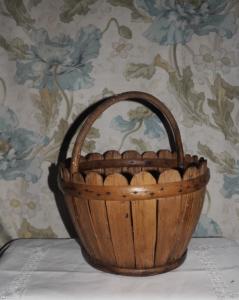 Adorable et rare petit panier ancien en bois