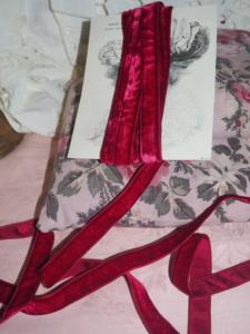 Joli ruban ancien de velours rouge