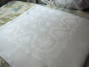 Nappe ancienne à jolis motifs de roses et monogrammes nappe carrée 180 x 170 cms