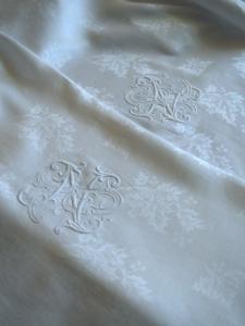 Très belle nappe ancienne , superbes monogrammes PN, nappe carrée 200 x 200 cm