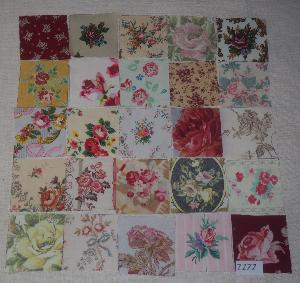  25 petits coupons de tissus anciens pour patchwork , motifs de " roses "