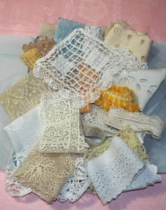 lot de dentelles anciennes et broderies pour créations textiles, scrapbooking, livres textiles, etc...*