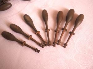 Un lot de 7 fuseaux anciens pour dentelle en bois