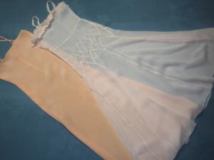 Une robe ancienne pour poupée de salon , et son dessous, coloris rose