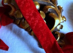Beau ruban velours vintage rouge gaufré à fleurs 2 mètres