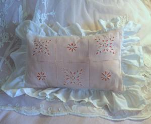 coussin lingerie ancien, brodé main, déco romantique, déco shabby
