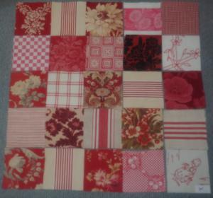 LOT DE 25 COUPONS DE TISSUS ANCIENS POUR PATCHWORK, coloris rouge