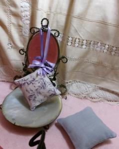 2 petits coussins porte-épingles, en tissus anciens, petits oiseaux  , ou coussin de porte