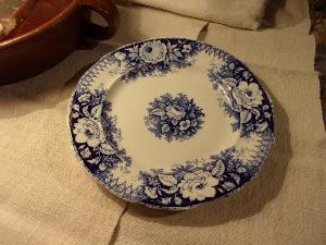 belle assiette ancienne en faience ,coloris de bleus modèle " Jardinière "