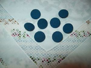 un lot de 8 petits boutons anciens recouverts d'un tissu satiné soyeux de couleur bleu/vert ,poupée