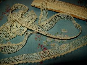 DENTELLE ANCIENNE JAMAIS UTILISEE 3 METRES