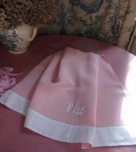 Beau drap ancien de bébé en lin rose monogrammé FG