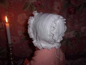  joli petit bonnet ancien de bébé, tissu ajouré ,,,  poupée 