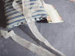 FINE DENTELLE ANCIENNE , petit plumetis