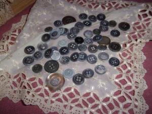  Un lot de 50 boutons anciens de nacre grise, pour créations, scrapbooking, livres textiles, etc ...