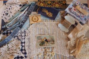 Lot tissus , galons , broderies , éléments anciens pour scrapbooking, collage , carterie , etc ... dominance bleue, journal textile