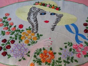 Ravissant dessus de coussin ancien , brodé main, jeune femme et fleurs 