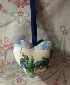 Petit coussin de porte ou pique-épingle en tissus anciens, coloris à dominance bleue