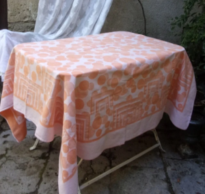  Une nappe ancienne , tissu damassé, art déco, orange