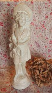 Jolie grande statuette ancienne , jeune fille en tenue de bord de mer
