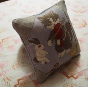 . Petit coussin , rare tissu ancien chat et lapin, lavande @