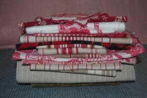 1 Lot de  tissus anciens pour patchwork, scrapbooking, , 250 grammes, des petits morceaux, dominance rouge