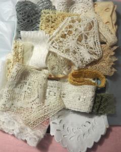 lot de dentelles anciennes et broderies pour créations textiles, scrapbooking, livres textiles, etc...****
