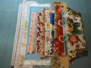 Un lot de tissus anciens pour créations et dentelles anciennes, patchwork , scrapbooking, livre textile