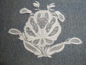 Grand motif ancien brodé de fond de coiffe , fleur, pour réutilisation, coiffe régionale