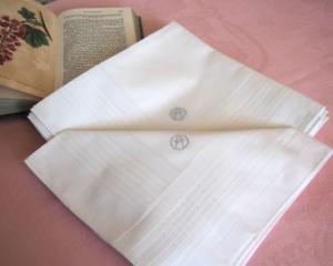 2 grands mouchoirs anciens monogrammés " A "