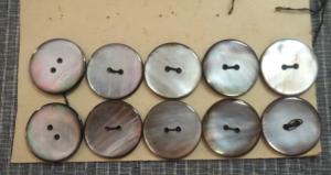 10 gros boutons anciens , nacre grise